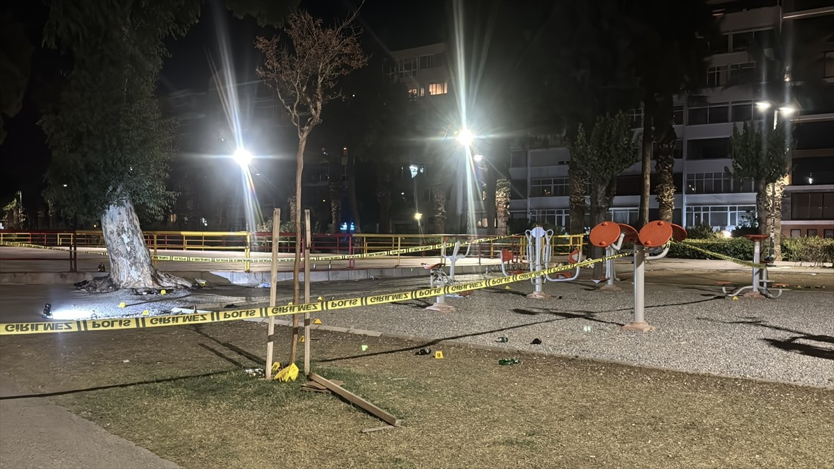 İzmir'in Konak ilçesinde iki grup arasında çıkan silahlı kavgada 1 kişi hayatını kaybetti, 6 kişi...
