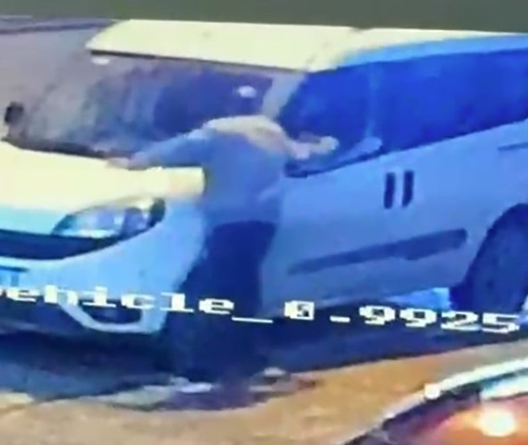İZMİR'İN KONAK İLÇESİNDE SABAHA KARŞI PARK HALİNDEKİ ÇOK SAYIDA OTOMOBİLİN AYNALARINI KIRIP...