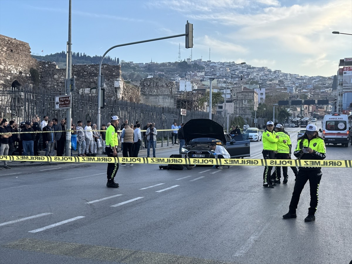 İzmir'in Konak ilçesinde seyir halindeki otomobile düzenlenen silahlı saldırıda ağır yaralanan...