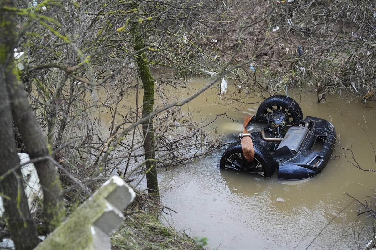 İzmir'in Menderes ilçesinde dere yatağına düşen otomobildeki 2 kız kardeşin cesetlerine ulaşıldı....