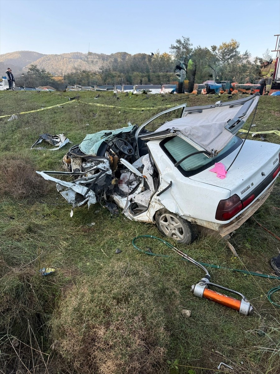 İzmir'in Menderes ilçesinde iki otomobilin çarpışması sonucu sürücülerden 1'i hayatını kaybetti...