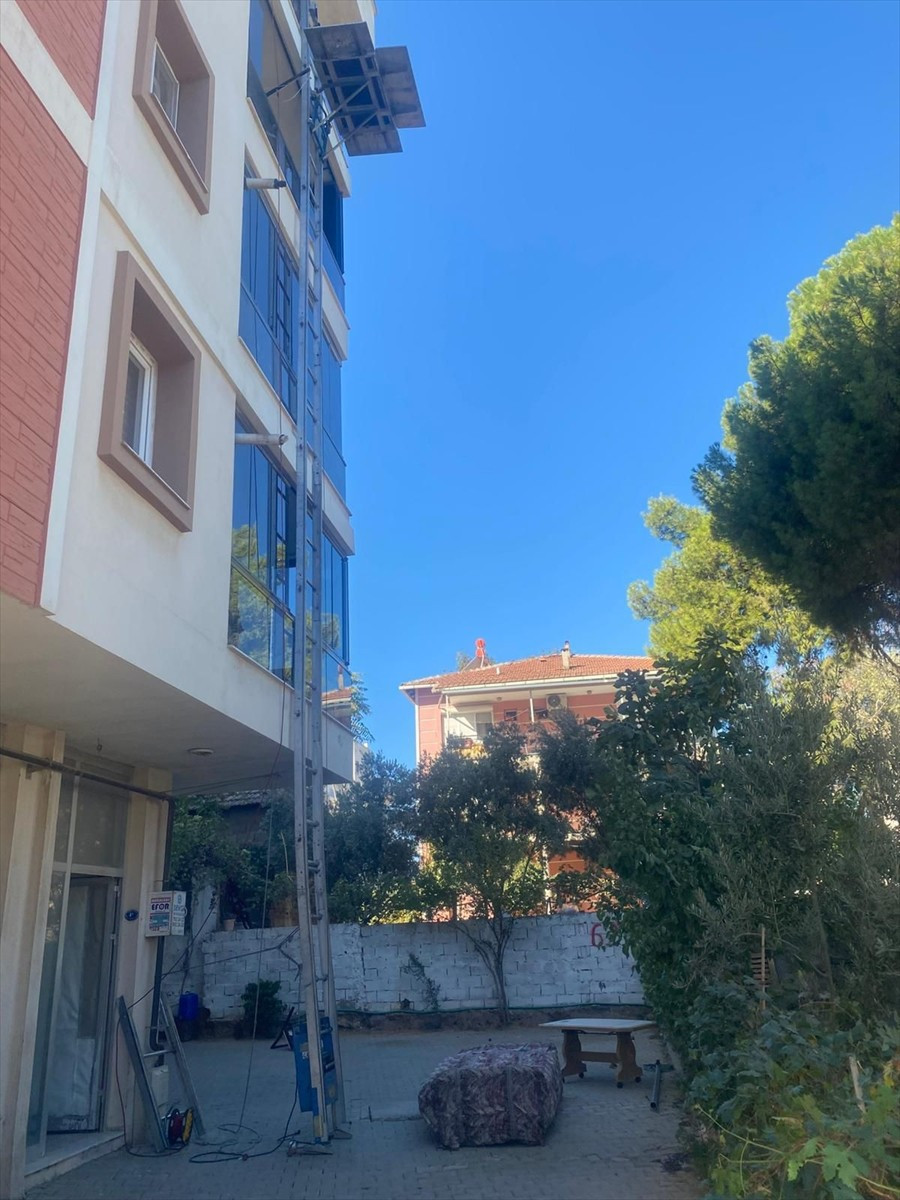İzmir'in Menderes ilçesinde taşınma sırasında nakliye asansöründen düşen koltuğun altında kalan 9...