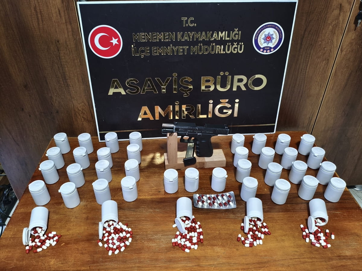 İzmir'in Menemen ilçesinde düzenlenen uyuşturucu operasyonunda yakalanan 3 şüpheli tutuklandı....