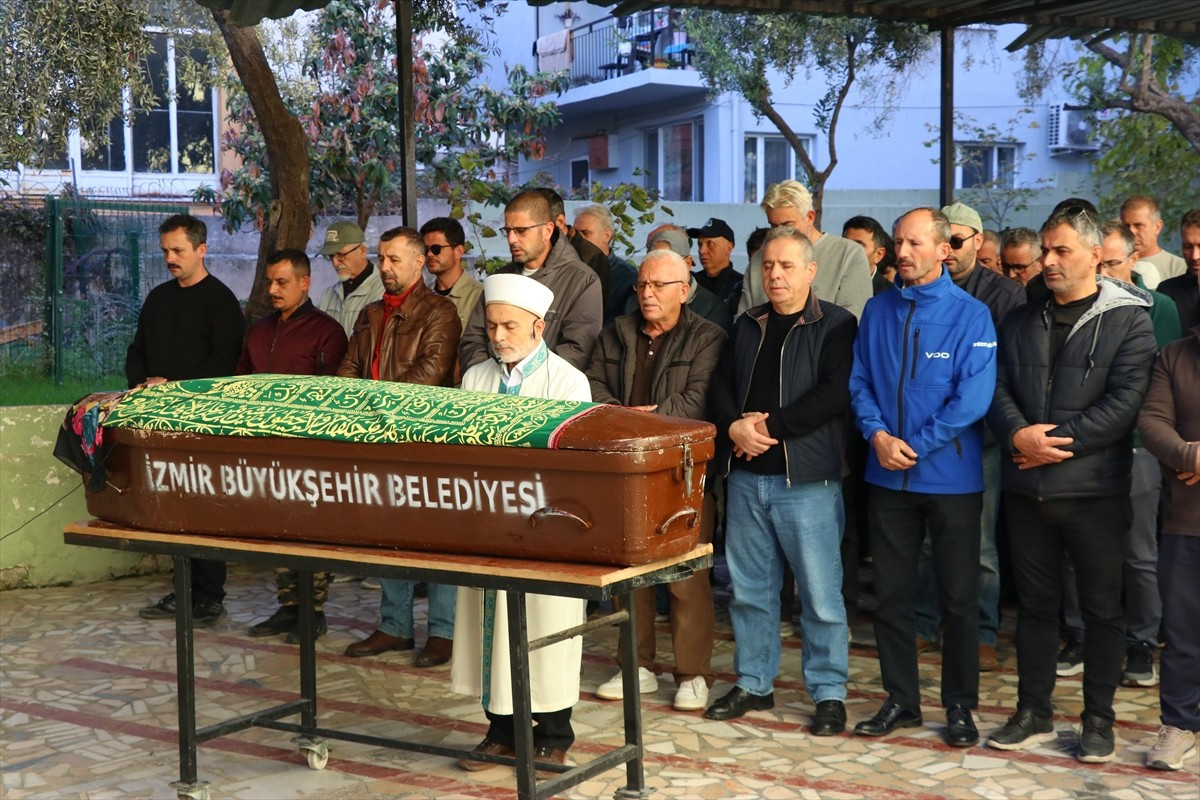 İzmir'in Menemen ilçesinde evinde çıkan yangında 30 kedisiyle hayatını kaybeden kadının cenazesi...