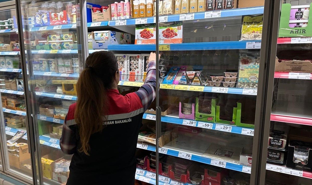 İzmir'in Menemen ilçesinde, son tüketim tarihi geçmiş ve ambalaj bütünlüğü bozulmuş ürünlerin...