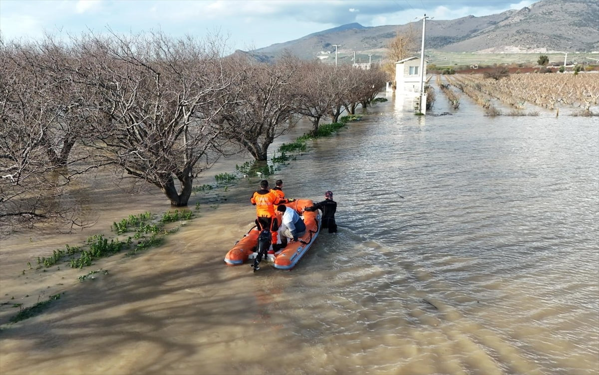 İzmir'in Menemen ilçesinde taşkın nedeniyle su basan tavuk çiftliğindeki hayvanlar itfaiye...