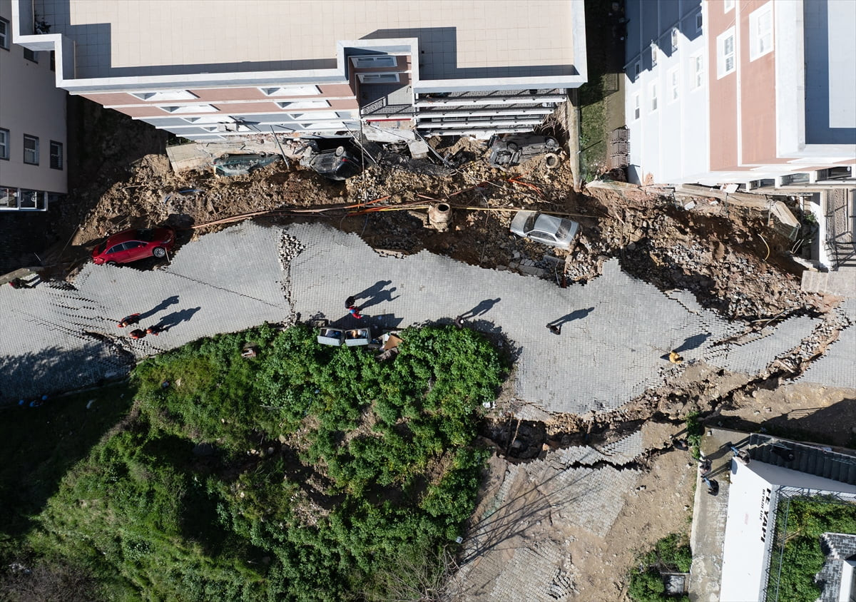 İzmir'in Menemen ilçesinde yağış sonrası istinat duvarının çökmesi sonucu 2 bina ile park...