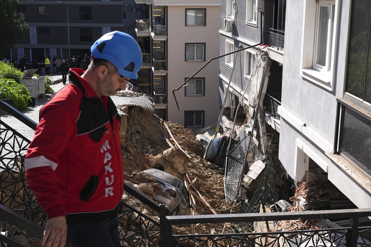 İzmir'in Menemen ilçesinde yağış sonrası istinat duvarının çökmesi sonucu 2 bina ile park...