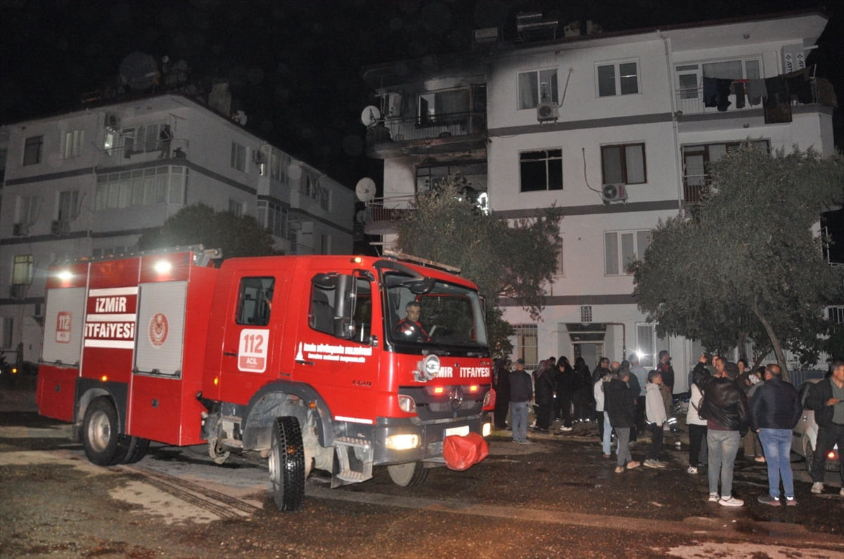 İzmir'in Ödemiş ilçesinde annesini hastaneye götüren kişinin evinde çıkan yangın sonucu...