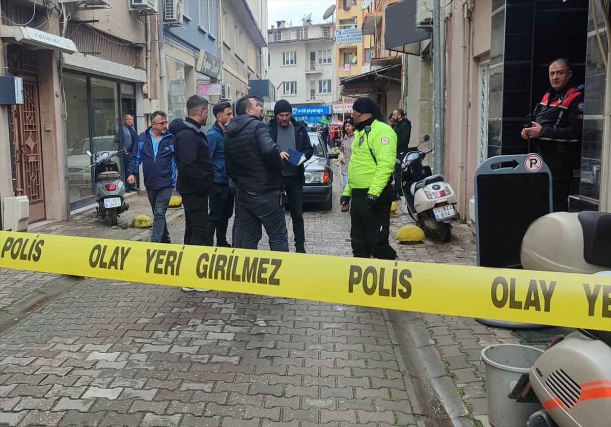 İzmir'in Ödemiş ilçesinde bir emlak ofisinde çıkan silahlı kavgada 2 kişi ağır yaralandı. Polis...