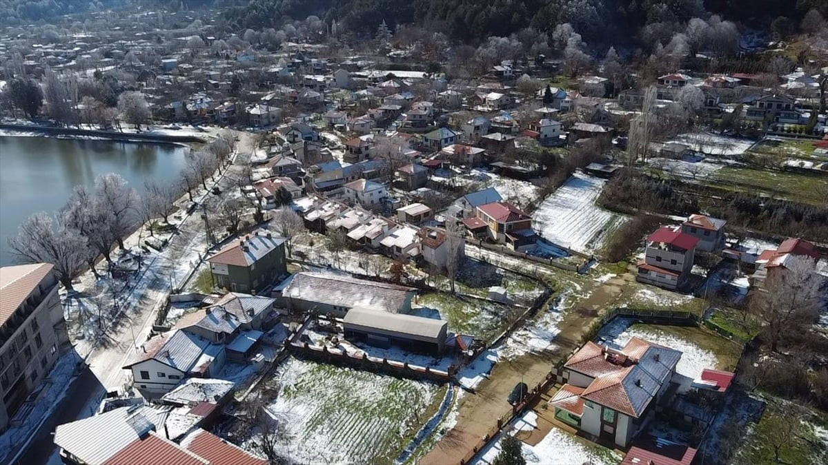 İzmir'in Ödemiş ilçesinde kar yağdı. Kar görmek isteyen bazı İzmirliler bölgeye gelerek karın...