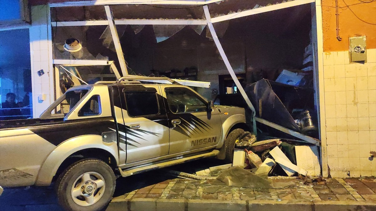 İzmir'in Ödemiş ilçesinde, kontrolden çıkan bir pikap iş yerinin deposuna girdi. İş yerinde ve...