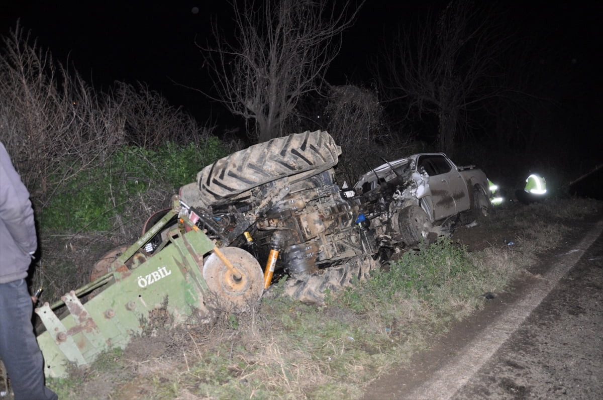 İzmir'in Ödemiş ilçesinde Mahmut B. (51) yönetimindeki 20 L 7889 plakalı traktör ile karşı yönden...