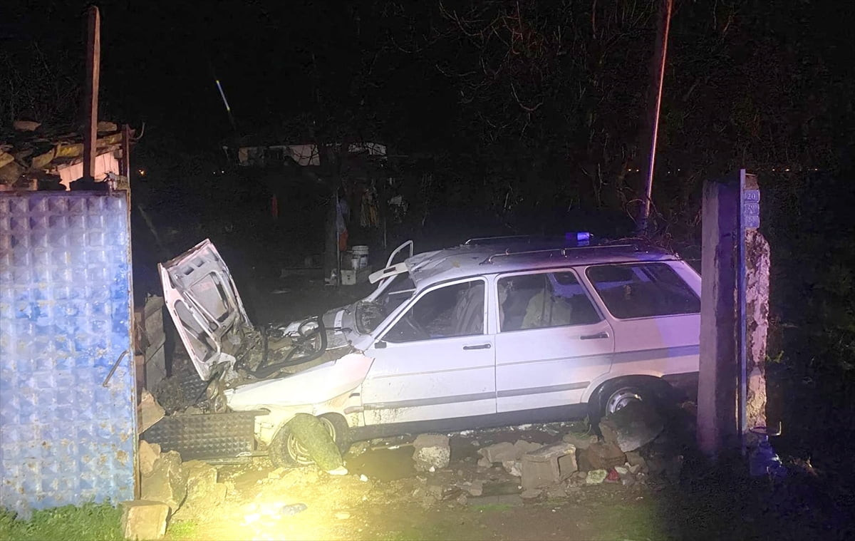 İzmir'in Ödemiş ilçesinde otomobilin bahçe duvarına çarpması sonucu 1 kişi öldü, 1 kişi...