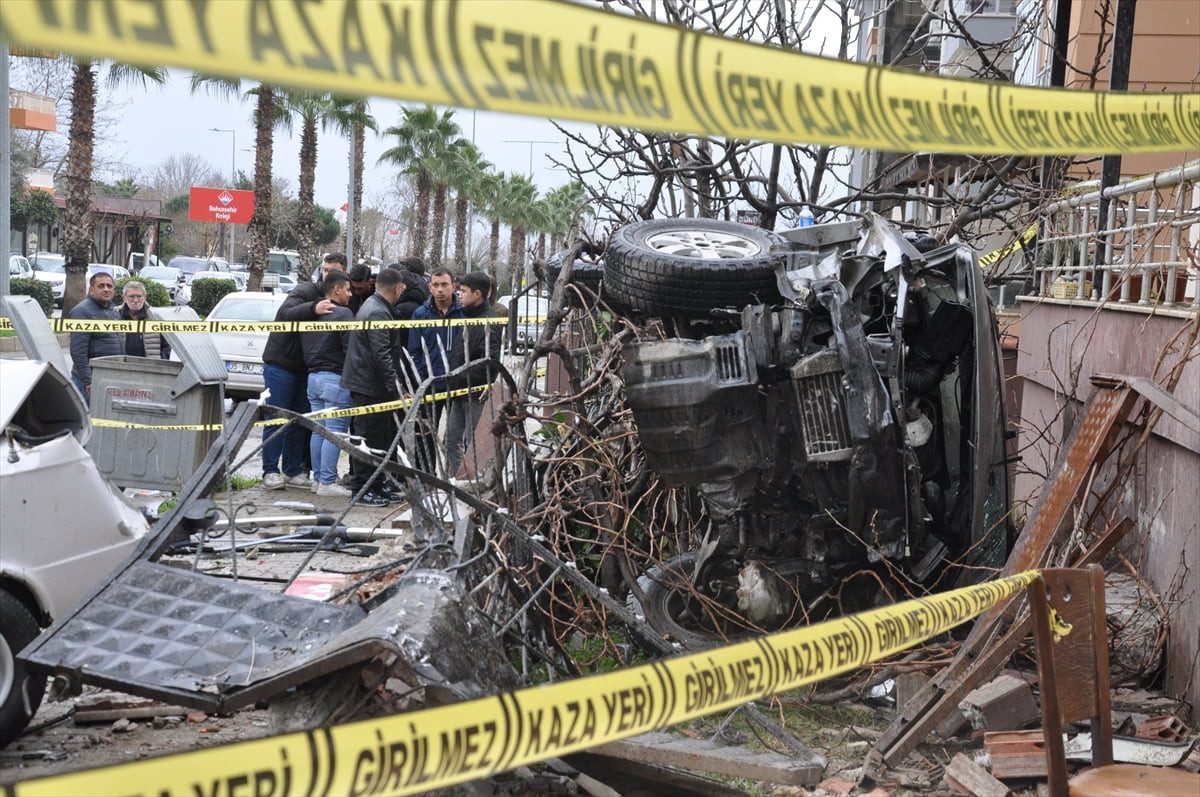 İzmir'in Ödemiş ilçesinde pikabın park halindeki araçlara ve yayalara çarpması sonucu 1'i ağır 6...