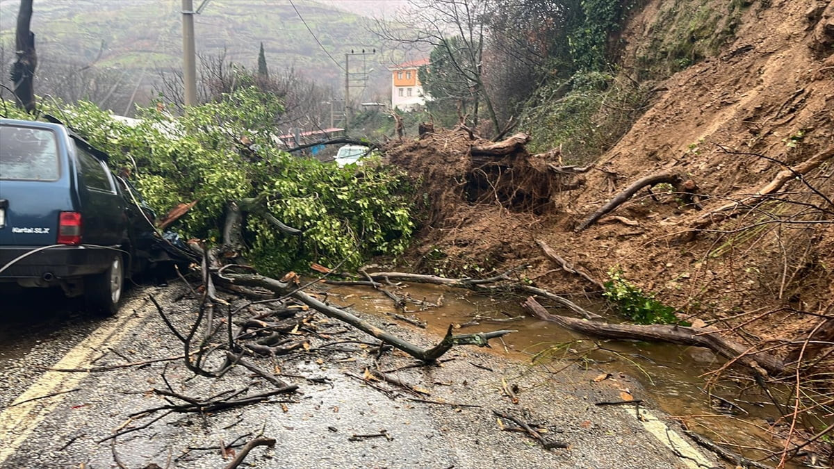 İzmir'in Ödemiş ilçesinde şiddetli yağışların ardından meydana gelen heyelanda, bir otomobil...