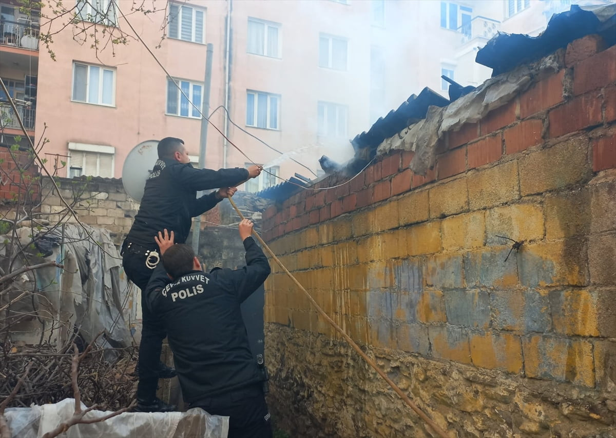 İzmir'in Ödemiş ilçesinde tavuk kümesinde çıkan yangına ilk müdahaleyi çevik kuvvet ekibi...