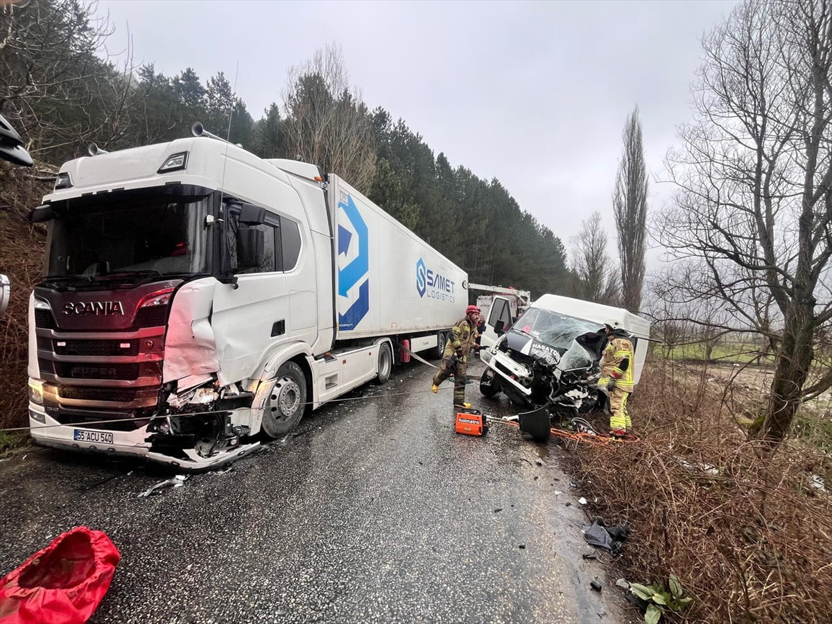 İzmir'in Ödemiş ilçesinde tırla çarpışan minibüsteki 2 kişi yaralandı.