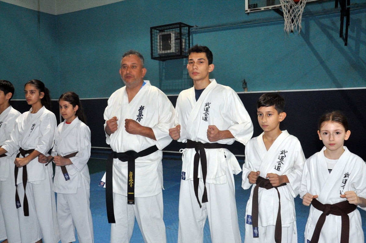 İzmir'in Ödemiş ilçesinde yaşayan 48 yaşındaki gazi Cemal Gündoğan (sol 3) ve onun azminden...