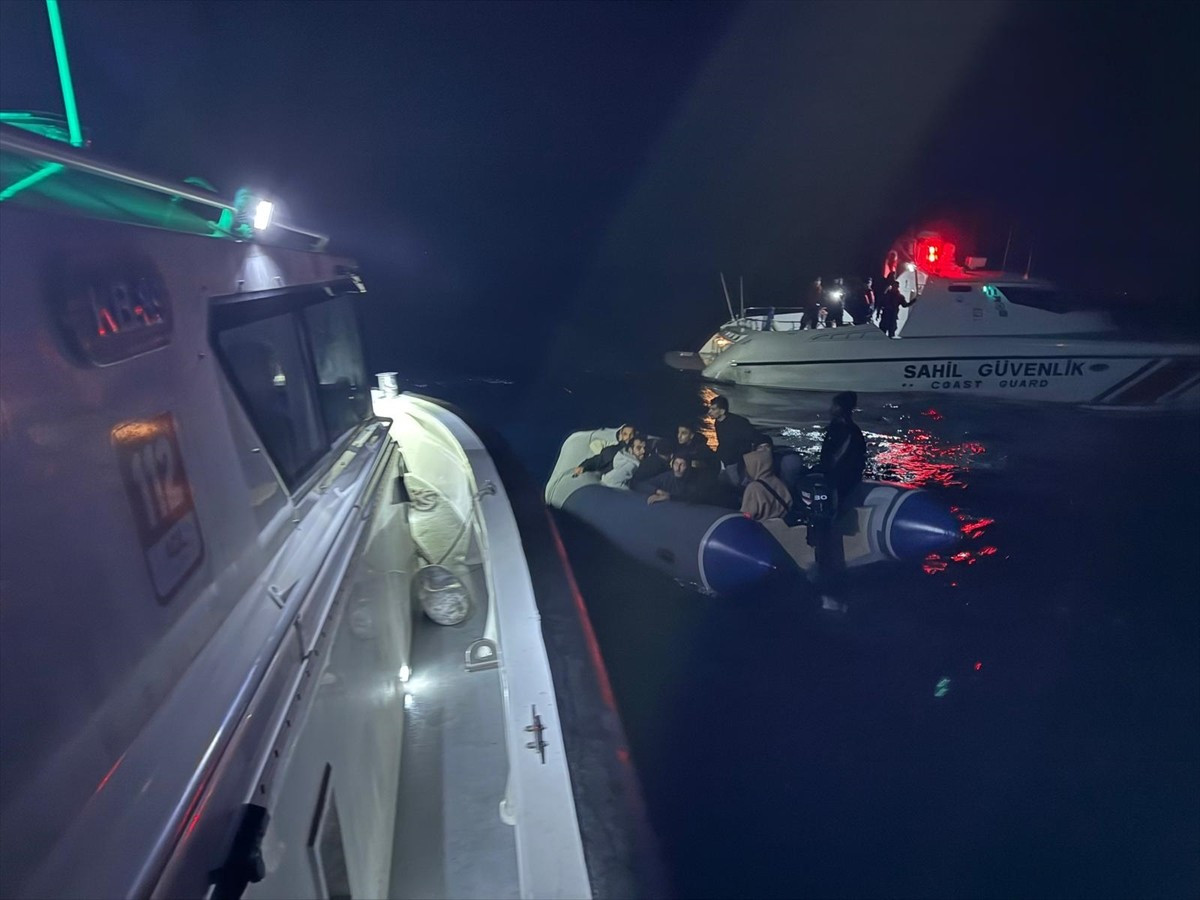 İzmir'in Seferihisar açıklarında 38 düzensiz göçmen yakalandı, 14 düzensiz göçmen...