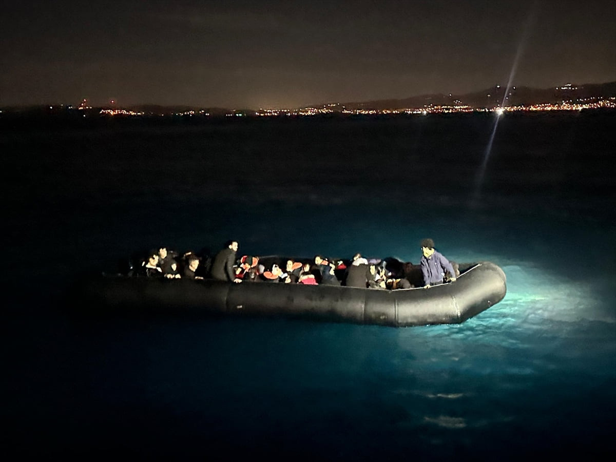 İzmir'in Seferihisar ilçesi açıklarında 20'si çocuk 43 düzensiz göçmen yakalandı.