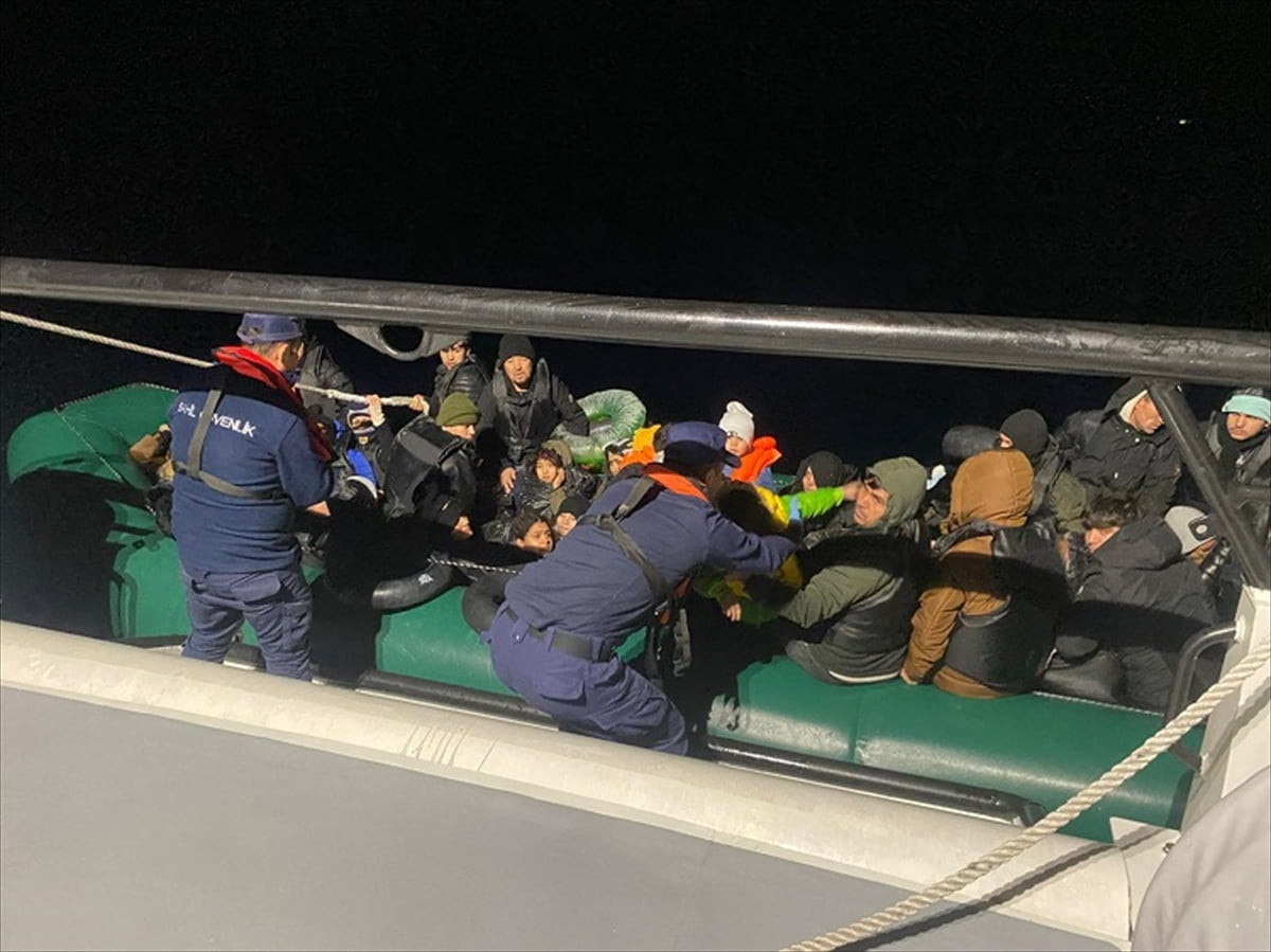 İzmir'in Seferihisar ilçesi açıklarında 28'si çocuk 50 düzensiz göçmen yakalandı.