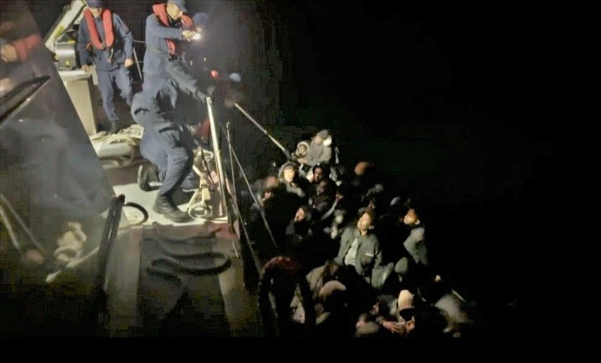 İzmir'in Seferihisar ilçesi açıklarında 43 düzensiz göçmen yakalandı.