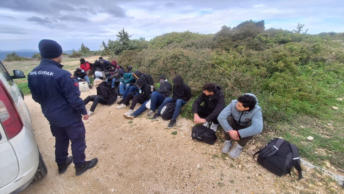 İzmir'in Seferihisar ilçesi açıklarında lastik botta sürüklenen 13'ü çocuk 33 düzensiz göçmen...