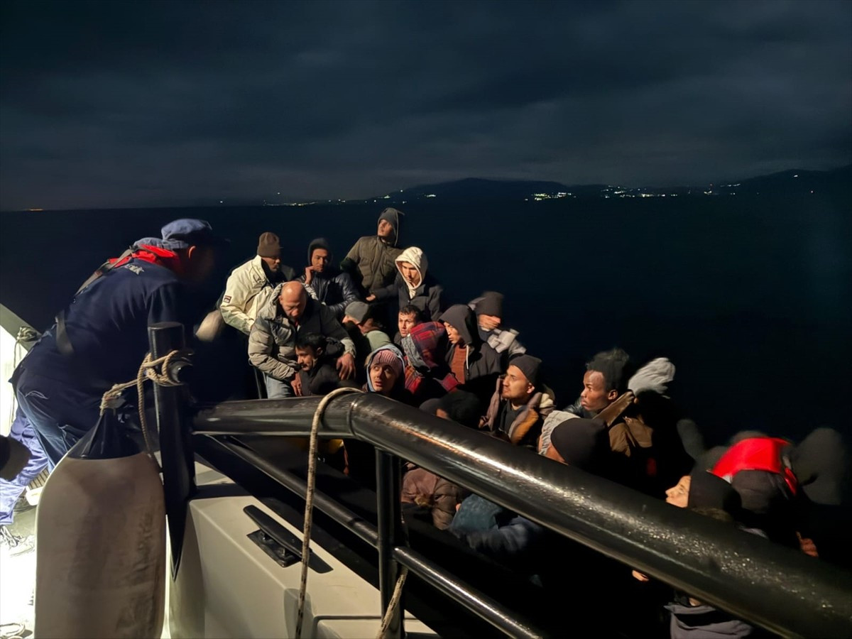 İzmir'in Seferihisar ilçesi açıklarında, motor arızası nedeniyle sürüklenen lastik bottaki 10'u...