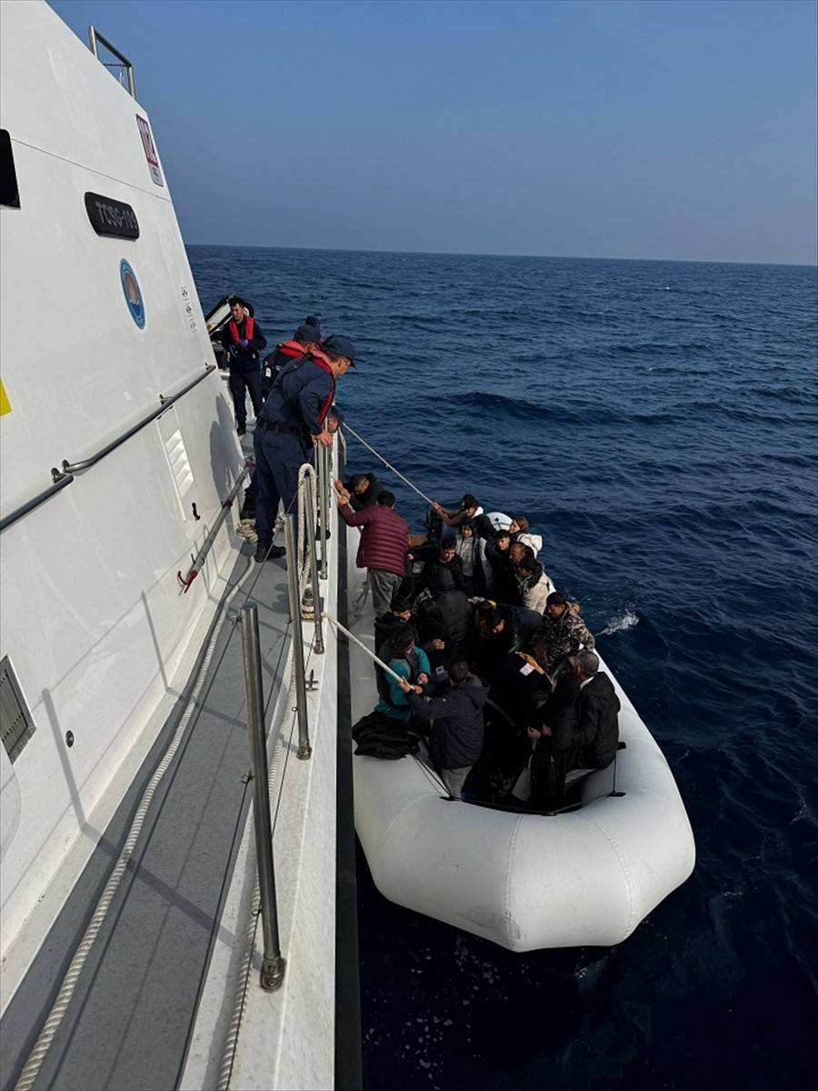 İzmir'in Seferihisar ilçesi açıklarında, motor arızası nedeniyle sürüklenen lastik bottaki 40'ı...