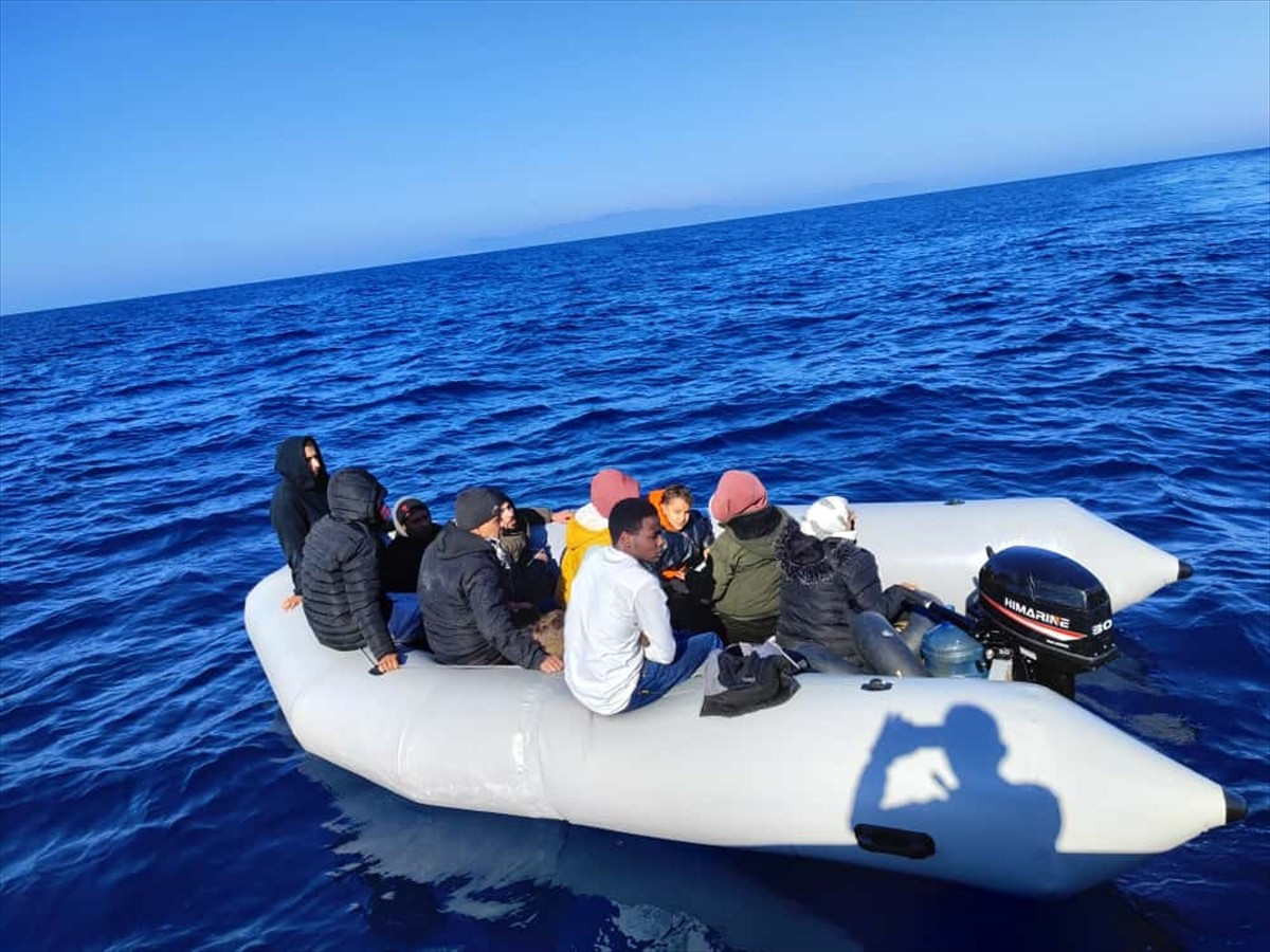 İzmir'in Seferihisar ilçesi açıklarında, Yunanistan unsurlarınca geri itilen 6'sı çocuk 32...