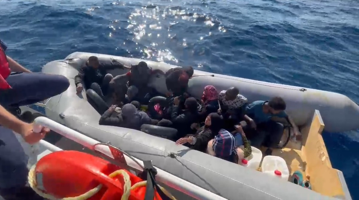 İzmir'in Seferihisar ve Çeşme ilçelerinde 82 düzensiz göçmen yakalandı, 10 düzensiz göçmen...