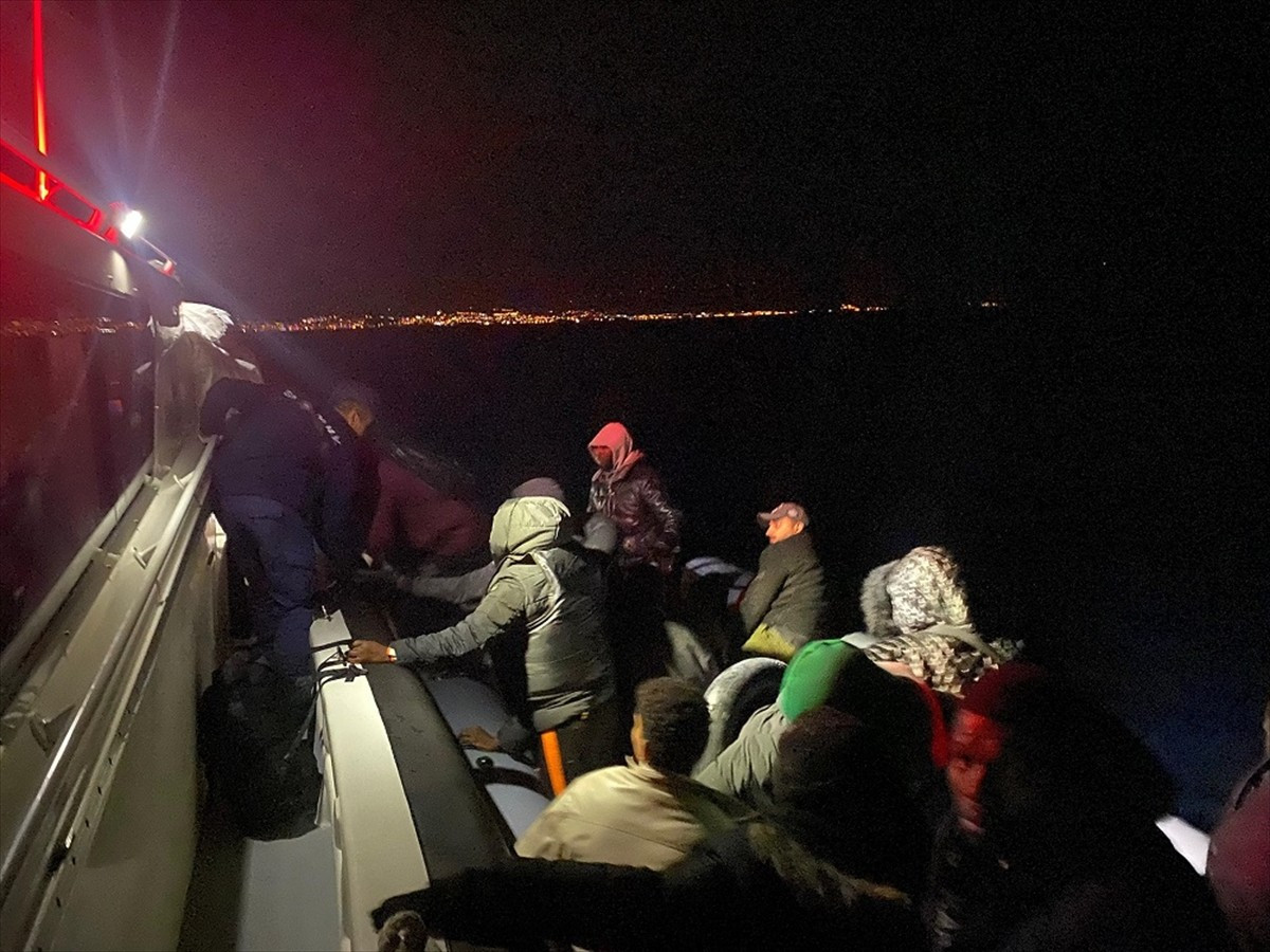 İzmir'in Selçuk ilçesi açıklarında 23 düzensiz göçmen yakalandı, Foça ilçesi açıklarında...