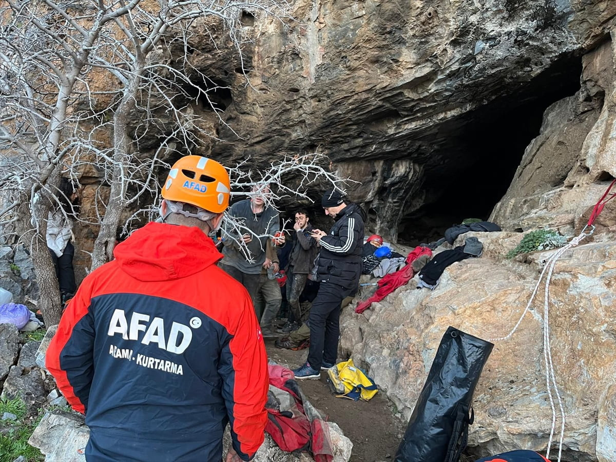 İzmir'in Selçuk ilçesinde araştırma yapmak için girdikleri mağarada çukura düşen kişinin...