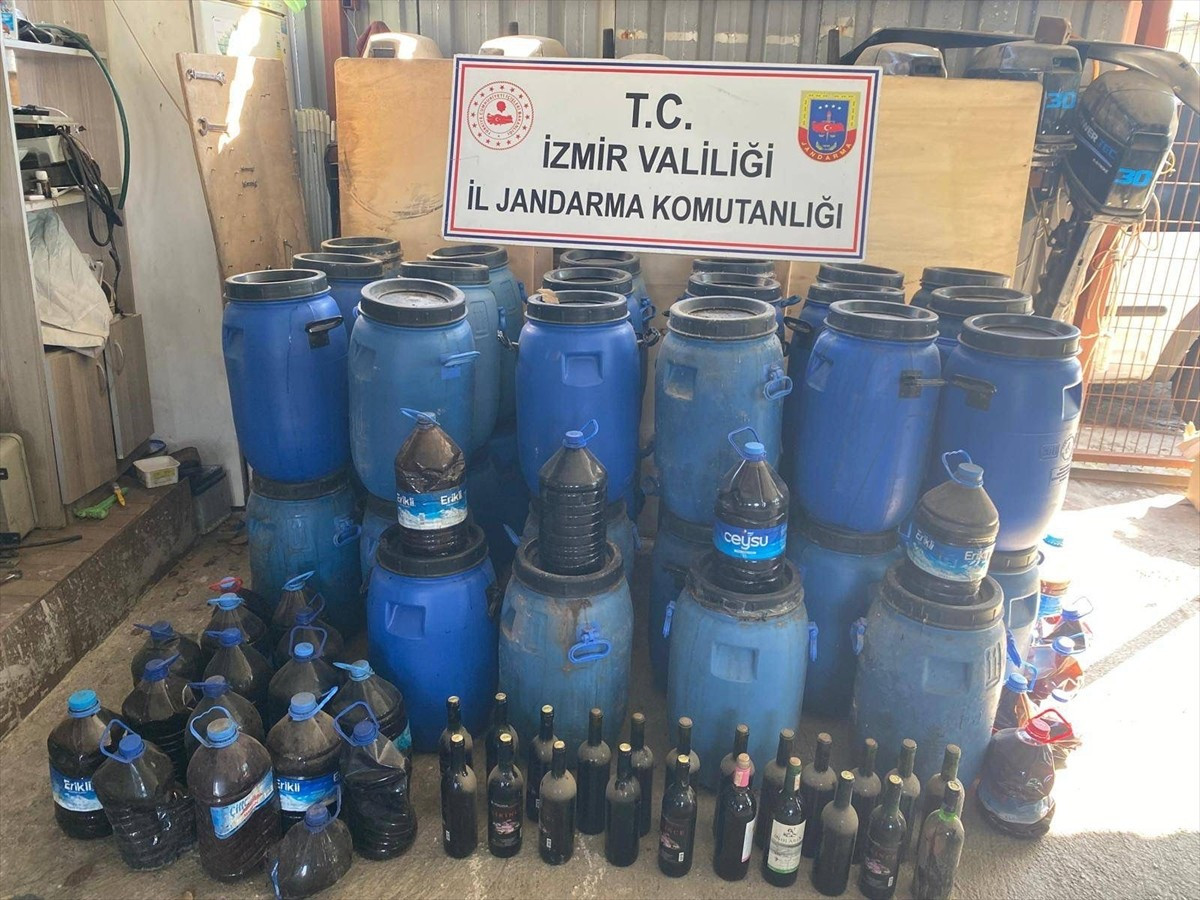 İzmir'in Selçuk ilçesinde düzenlenen sahte içki operasyonunda bir çift yakalandı. Aramalarda 1297...