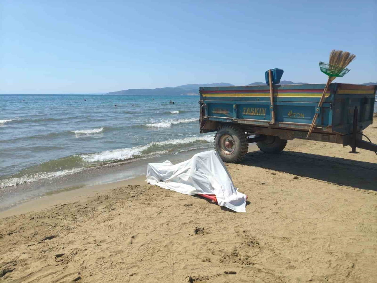 İZMİR'İN SELÇUK İLÇESİNDE SAHİLDE KIYIYA VURMUŞ KİMLİĞİ BELİRSİZ BİR ERKEK CESEDİ BULUNDU. CESEDİN...