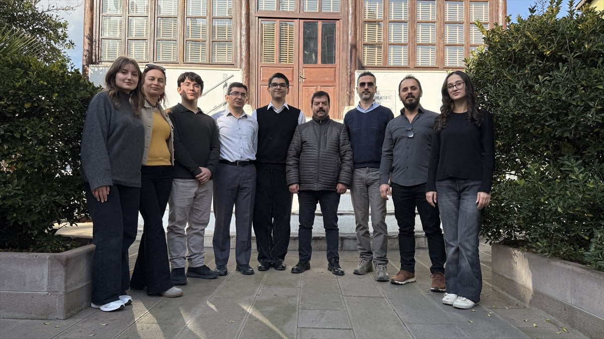 İzmir'in Tire ilçesinde lise öğrencileri öğretmenleriyle, iki asra yakın hizmet veren ve birçok...