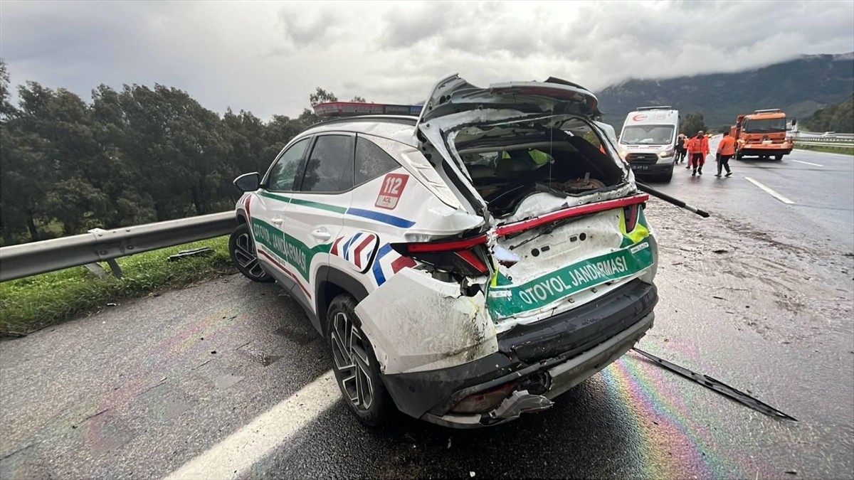 İzmir'in Tire ilçesinde meydana gelen zincirleme trafik kazasında, 2'si jandarma personeli olmak...