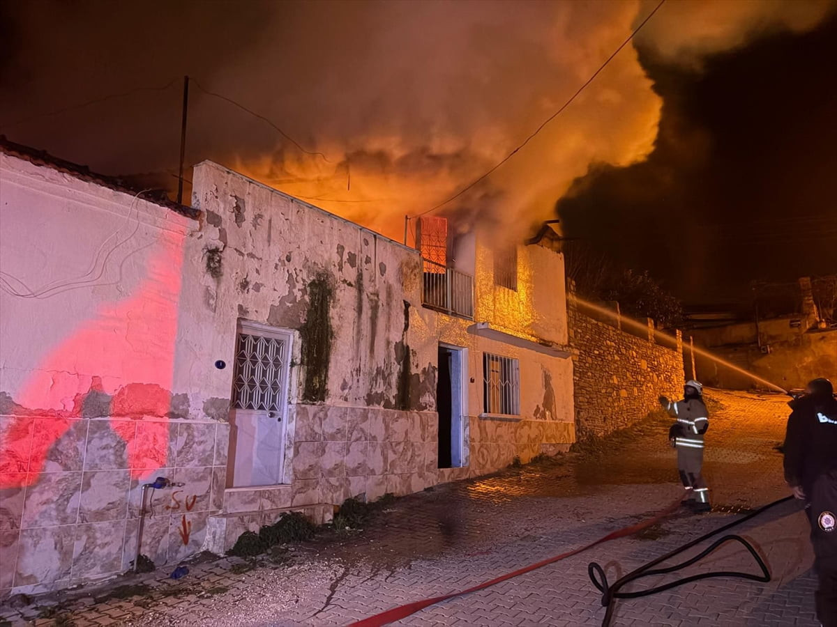 İzmir'in Tire ilçesinde müstakil evde çıkan yangında 1 kişi hayatını kaybetti. Bölgeye itfaiye...