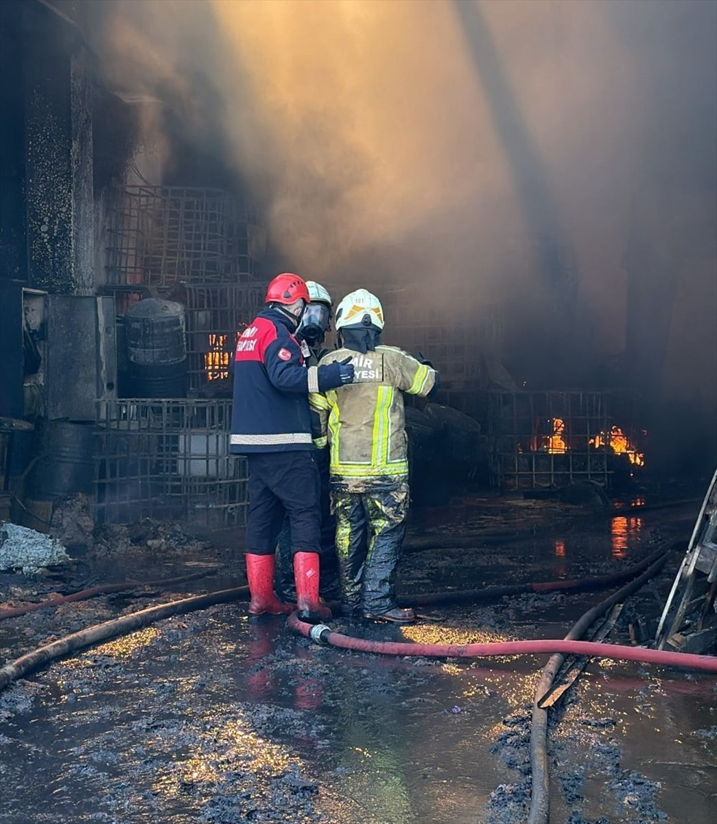 İzmir'in Torbalı ilçesinde bir geri dönüşüm fabrikasında çıkan yangın itfaiye ekiplerinin...