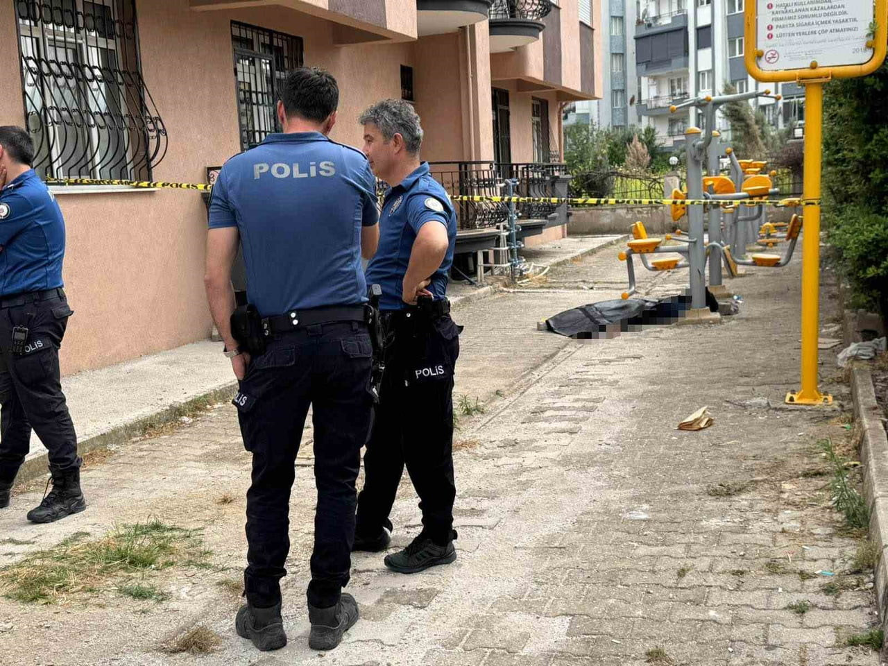 İZMİR'İN TORBALI İLÇESİNDE EŞİYLE BİRLİKTE CAM SİLDİĞİ SIRADA DENGESİNİ KAYBEDEREK 4. KATTAN...