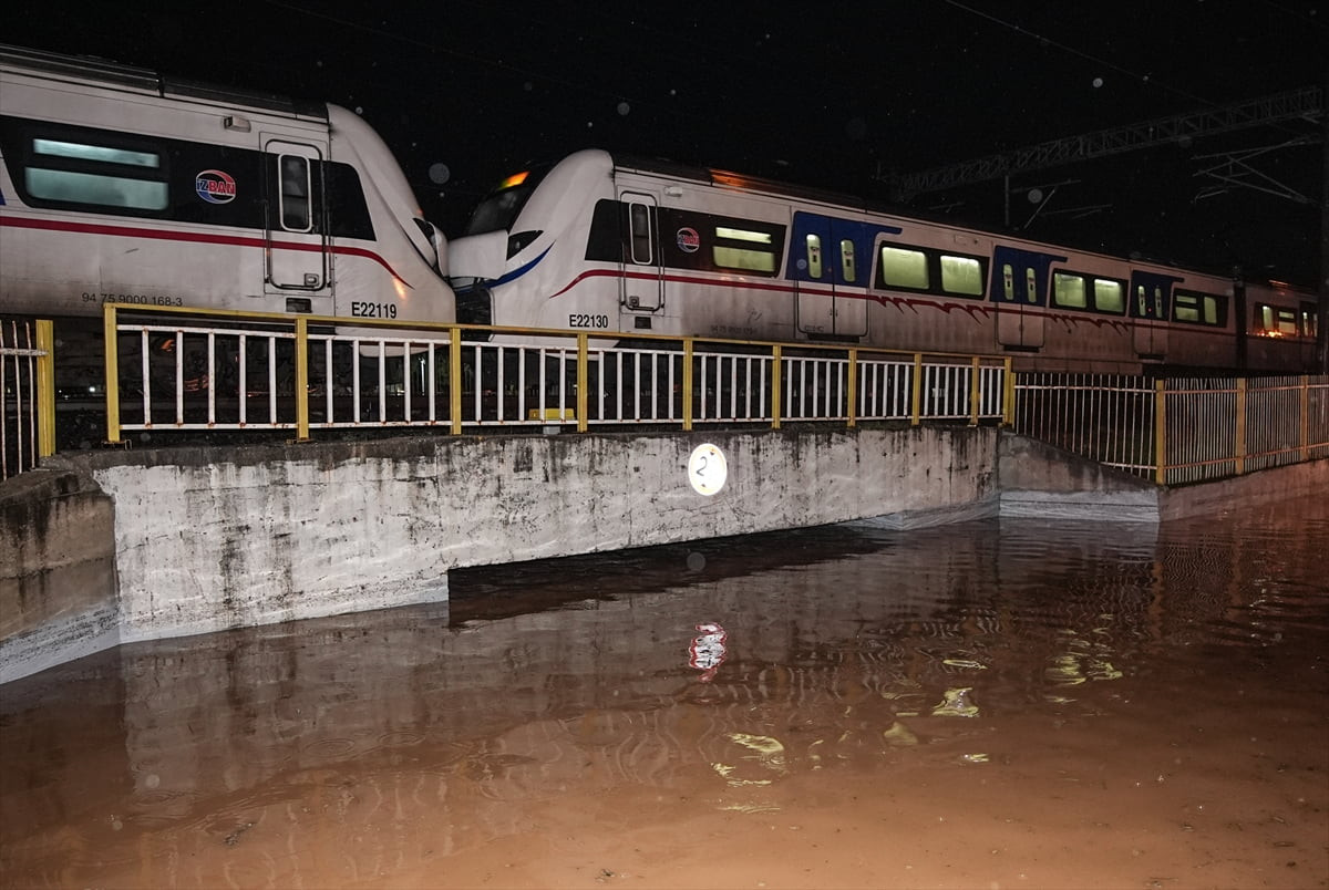 İzmir'in Torbalı ilçesinde etkili olan sağanak nedeniyle suyla dolan alt geçitte mahsur kalan...