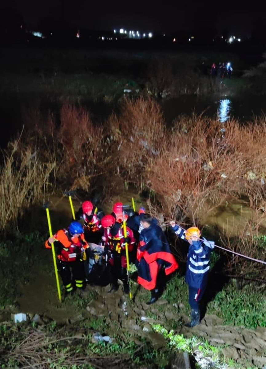 İzmir'in Torbalı ilçesinde girdiği derenin suyuna kapılarak kaybolan 8 yaşındaki kız çocuğunun...