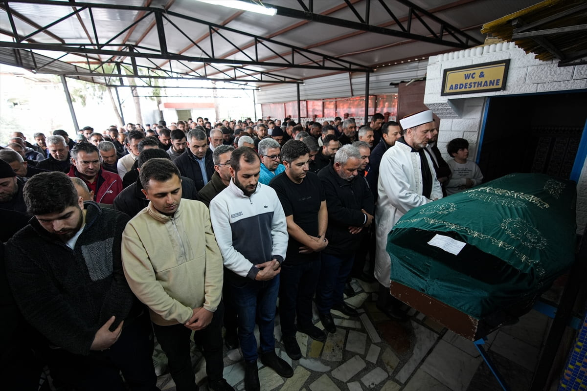 İzmir'in Torbalı ilçesinde, sağanak nedeniyle suyla dolan alt geçitte mahsur kaldığı kamyonetinde...