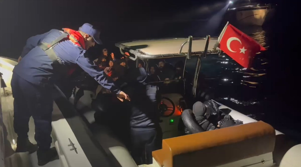 İzmir'in Urla ilçesi açıklarında 11'i çocuk 28 düzensiz göçmen ile insan kaçakçısı şüphelisi ve...