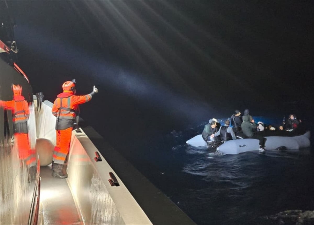 İzmir'in Urla ilçesi açıklarında lastik botta sürüklenen 12'si çocuk 24 düzensiz göçmen...