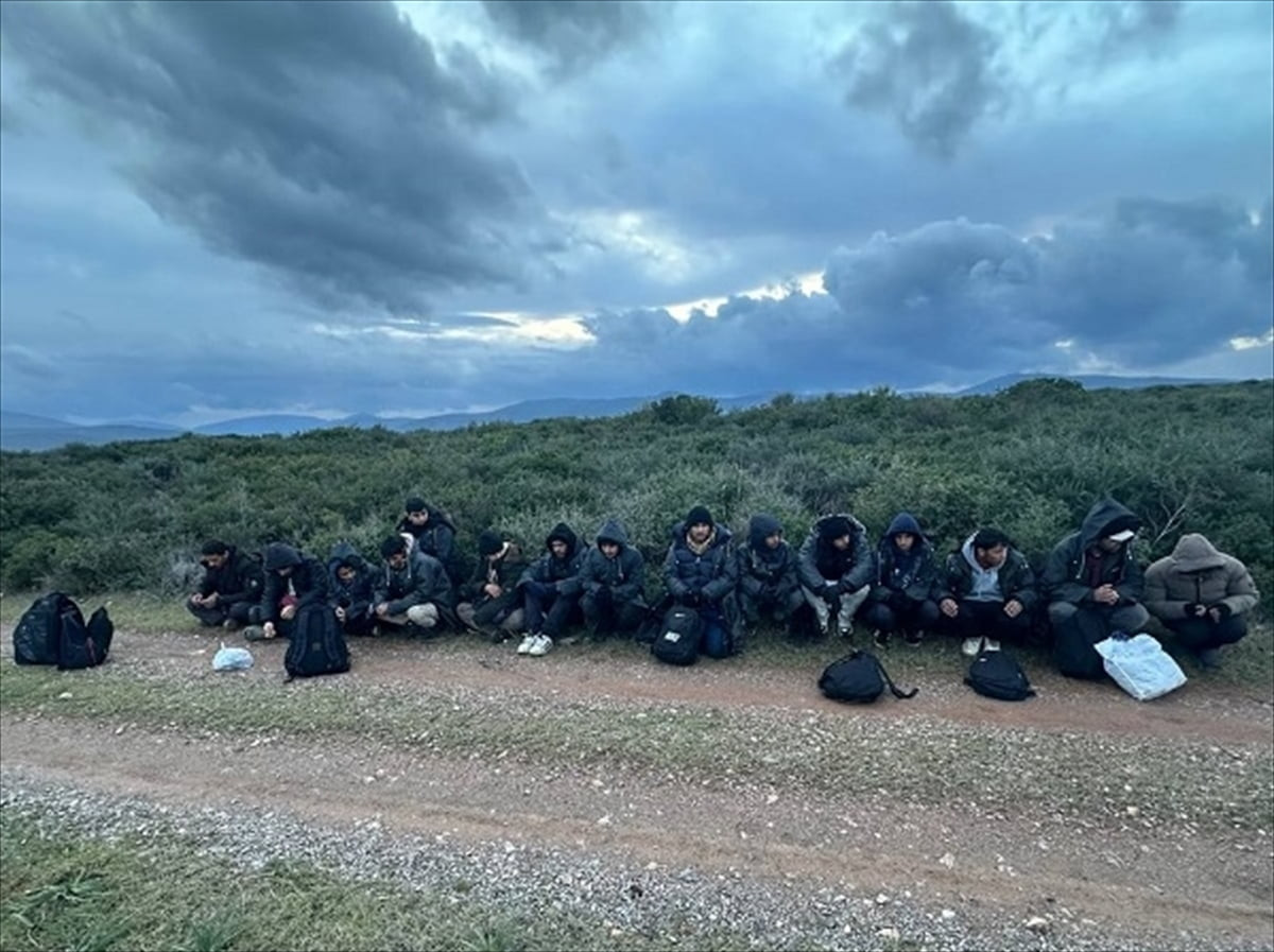 İzmir'in Urla ilçesinde 14 düzensiz göçmen yakalandı.