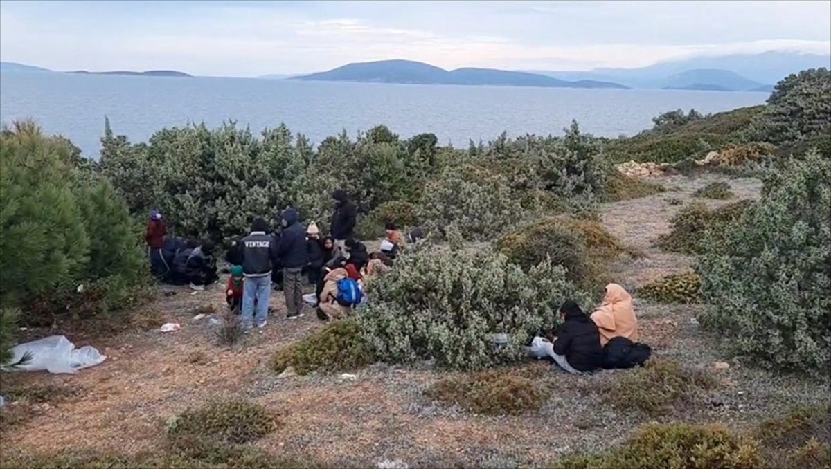 İzmir'in Urla ve Seferihisar ilçeleri açıklarında 58 düzensiz göçmen kurtarıldı, Karaburun ve...