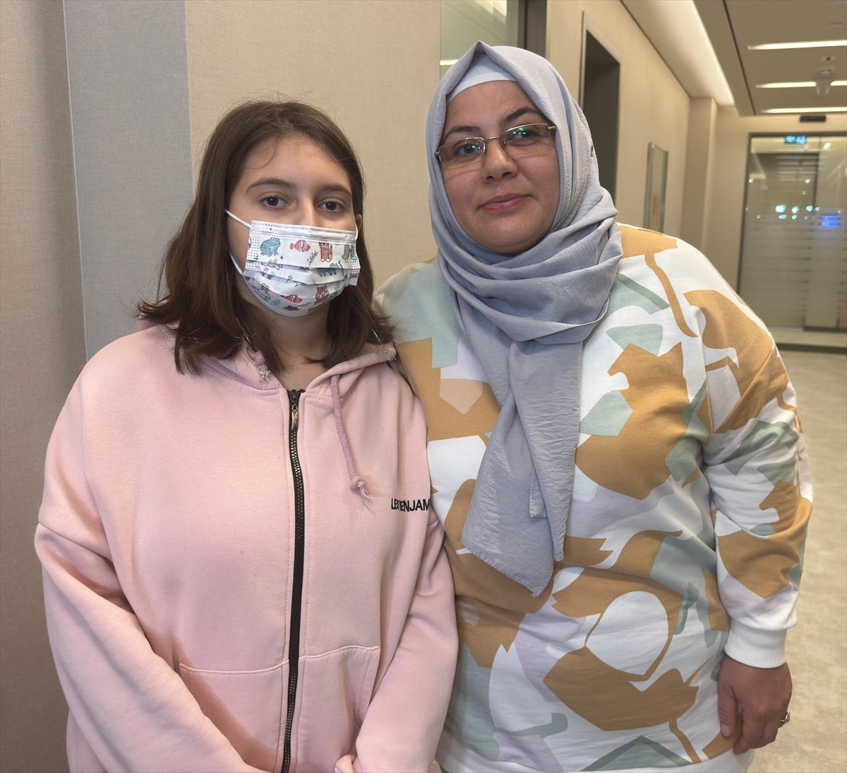 İzmir’de 17 yıl önce ağabeyinden alınan böbrekle sağlığına kavuşan Songül Kara’nın (sağda) diyaliz...