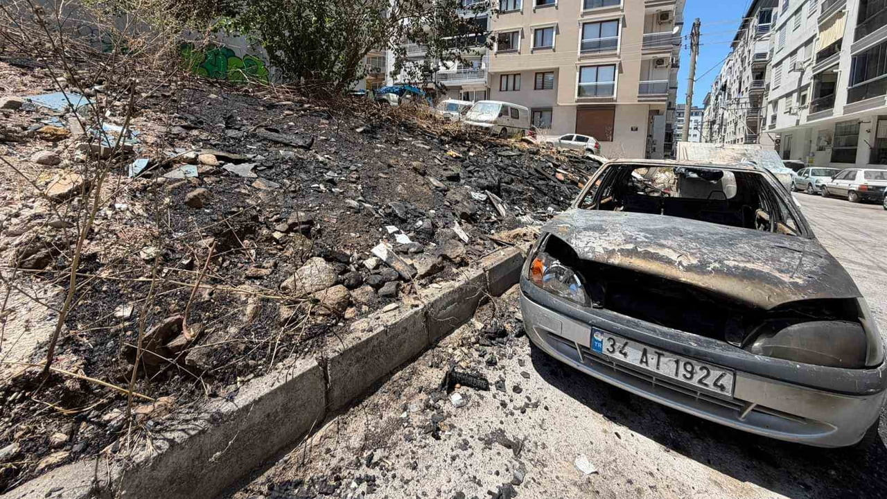 İZMİR’DE OTLUK ALANDA BAŞLAYIP MOBİLYA ATIKLARINA SIÇRAYAN YANGINDA PARK HALİNDEKİ İKİ OTOMOBİLDE...
